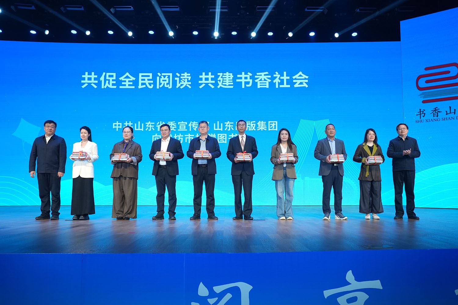 2026年山东省全民阅读大会举行银河首页官网与潍坊市人民政府签署战略合作协议捐赠图书并发布惠民购书政策