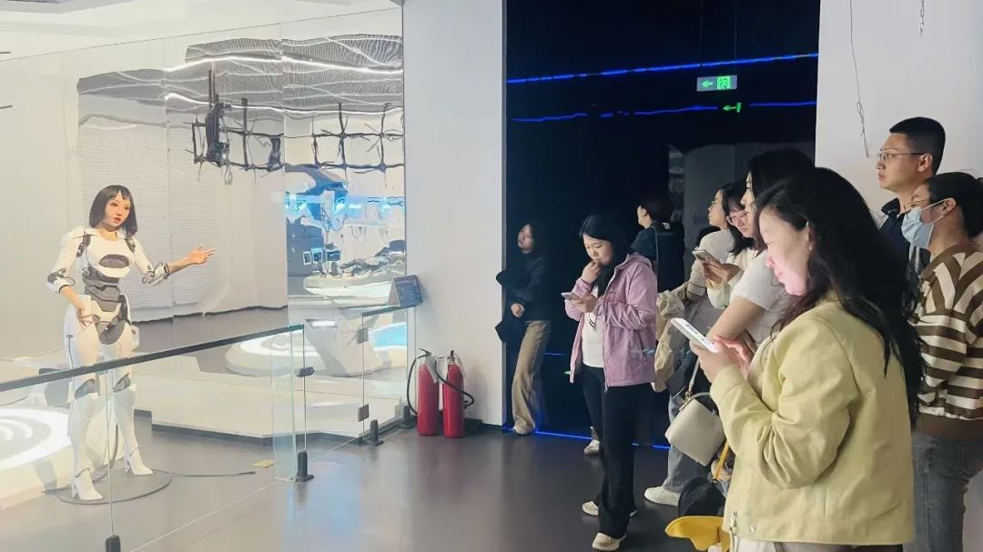 集团团委组织开展 “青智赋能 科创引领”AI机器人参观活动