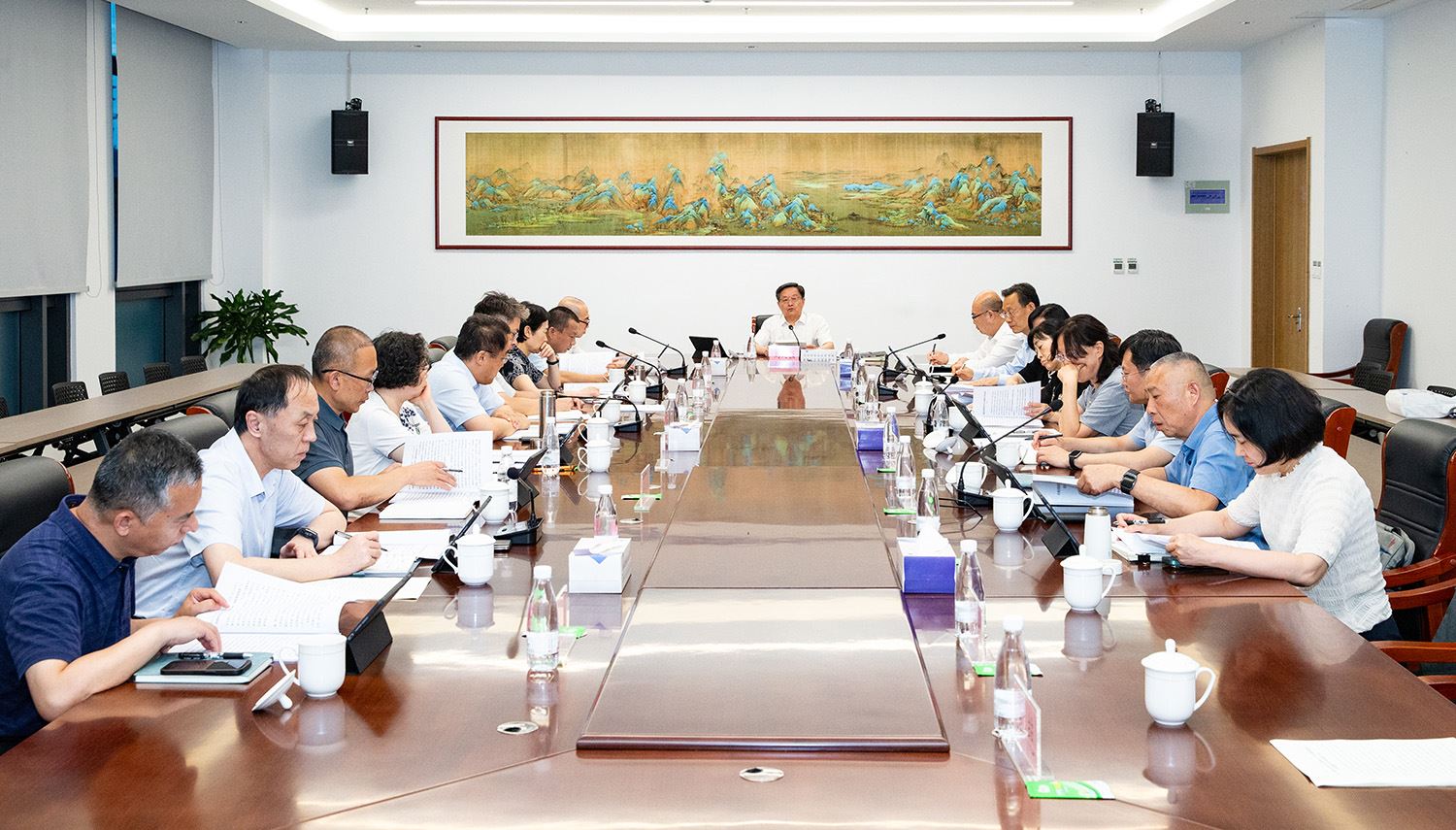 集团党委理论学习中心组进行集体学习