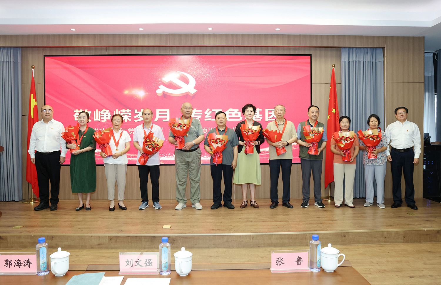 集团举行“光荣在党50年”纪念章颁发仪式暨“七一”专题党课活动